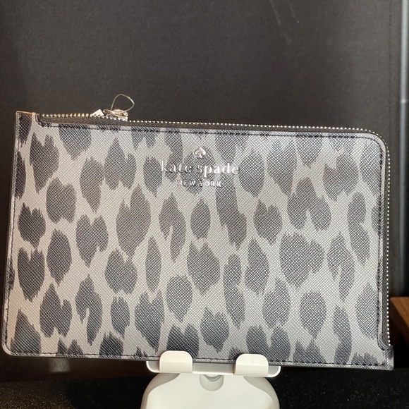 Kate Spade Staci Spotted Animal Medium L-zip Wristlet, Black/Silver - NWT - Picture 1 of 3